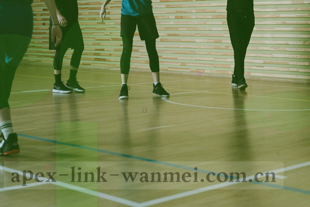 桌面上摊开的统计清单、标记笔与刻度尺特写，冷色调